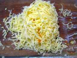 Салат "Необыкновенная нежность": Натереть на мелкой терке твердый сыр.