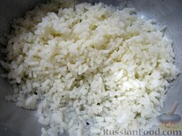 Салат "Необыкновенная нежность": Откинуть готовый рис на дуршлаг. Промыть. Дать воде стечь.