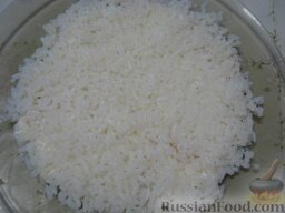 Салат "Необыкновенная нежность": Вторым слоем выложить рис. Смазать майонезом.