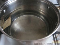 Сырный суп с сосисками: Как приготовить сырный суп с сосисками:    Налить воду в кастрюлю. Добавить лавровый лист. Вскипятить.