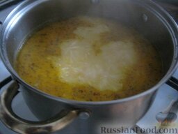 Сырный суп с сосисками: В кастрюлю добавить сыр. Посолить и поперчить по вкусу, добавить любимые специи.