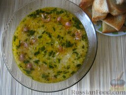 Сырный суп с сосисками: Сырный суп с сосисками готов. Подавать суп хорошо со сметаной и гренками (обжаренными ломтиками хлеба).  Приятного аппетита!