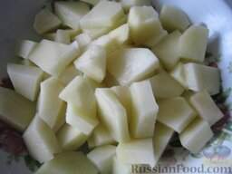 Сырный суп с сосисками: Почистить и помыть картофель. Нарезать кусочками.