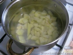 Сырный суп с сосисками: Картошку засыпать в кипящую воду. Варить 15-20 минут.