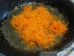 Сырный суп с сосисками: Разогреть сковороду. Налить растительное масло. Потушить морковь на среднем огне, помешивая, 2-3 минуты.
