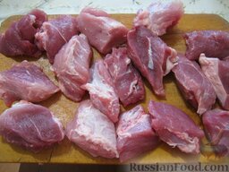 Шашлык из свинины в духовке: Мясо помыть, обсушить. Нарезать одинаковыми по величине кусочками.