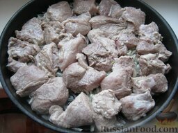 Шашлык из свинины в духовке: Сверху выложить мясо (без заливки).