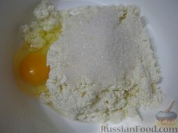 Сырники, запеченные в духовке: Как приготовить сырники в духовке:    Включить духовку. Творог выложить в миску. В творог добавить яйца и сахар. Хорошо перемешать.