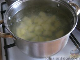 Суп из тушенки "20 минут": В кипящую воду опустить картофель. Варить 15 минут.