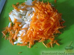 Суп из тушенки "20 минут": Тем временем очистить и помыть лук и морковь. Лук нарезать кубиками. Морковь натереть на средней терке.