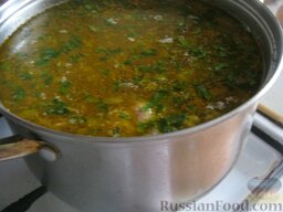 Суп из тушенки "20 минут": Добавить в суп из тушенки зелень. Дать настояться около 10 минут.