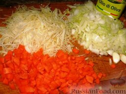 Минестра по-пьемонтски: Как приготовить суп минестра по-пьемонтски:    Измельчить чеснок. Мелкими кубиками порезать лук и морковь. Сельдерей натереть на мелкой терке.