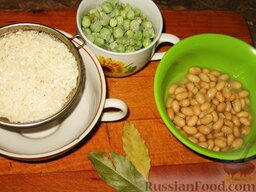 Минестра по-пьемонтски: После этого положить зеленый горошек, фасоль (можно консервированную), промытый рис и лавровый  лист. Варить минестру 20 минут.