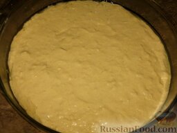 Кукурузный хлеб: Смажьте форму маслом и выложите в нее тесто. Стеклянную форму я бумагой не выстилала, но металлическую стоит выстелить пергаментом.