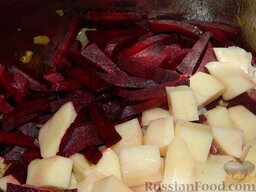 Борщ по-венгерски: Добавить очищенные и нарезанные соломкой или кубиками овощи: картофель, свеклу, коренья. Слегка припустить.