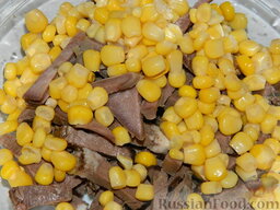 Салат с языком «Рыцарь»: Откройте баночку кукурузы, слейте жидкость, добавьте зерна в салат.