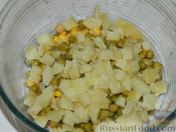 Салат с языком «Рыцарь»: Картофель очистите и нарежьте кубиками.