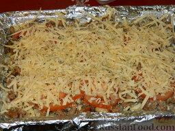Запеканка с фаршем и макаронами под соусом "Бешамель": Сыр натереть на средней терке и посыпать запеканку.