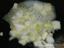Запеканка с фаршем и макаронами под соусом "Бешамель": Лук мелко нарезать кубиками.  Обжарить на сливочном масле.