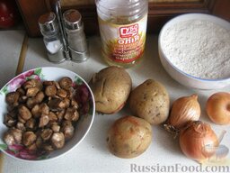 Картофельный пирог с грибами: Ингредиенты для пирога картофельного с грибами перед Вами.  Грибы разморозить. Если свежие, то помыть и нарезать по желанию.
