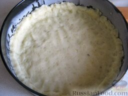 Картофельный пирог с грибами: Форму смазать маслом и присыпать мукой. Выложить в нее ровным слоем с бортиками подготовленную картофельную массу.