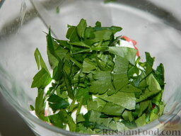 Праздничный салат "С любовью": Второй слой - мелко порезанная петрушка. Можно добавить по желанию зеленый лук.