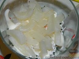 Праздничный салат "С любовью": Нарежьте кальмаров соломкой. Это четвертый слой.