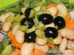 Салат «Испанский» с языком: Маринованные огурцы мелко нарезать и добавить в салат.