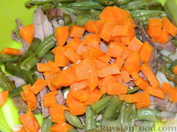 Салат «Испанский» с языком: Морковь отварить до готовности, очистить, нарезать кубиками, добавить в салат.