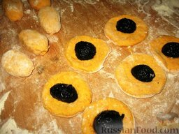 Пирожки из тыквенного теста с ореховым вареньем: Подсыпая муку, обомнем тесто, сделаем  лепешки, на которые выложим половинки орехов из варенья или другую начинку и залепим пирожки.