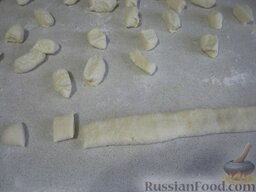 Галушки творожные со шкварками: Тесто руками скатать в тонкую колбаску. Примять. Нарезать ножом галушки.