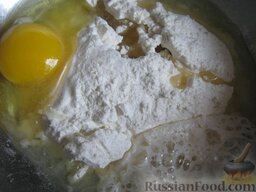 Лепешки с творогом и зеленью: Как приготовить лепешки с творогом:    Муку просеять. Вбить яйцо, посолить, добавить растительное масло, воду, соду. Перемешать ложкой.