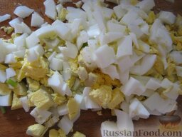 Лепешки с творогом и зеленью: Тем временем сделать начинку. Для этого сварить вкрутую куриные яйца. Охладить и очистить. Нарезать кубиками.