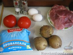 Простой мясной салат: Подготовить ингредиенты для мясного салата.