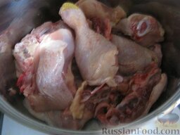 Куриный суп-лапша: Как приготовить куриный суп-лапшу:    Курицу помыть и разрезать на кусочки.