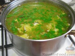 Куриный суп-лапша: Затем добавить в бульон мясо, лавровый лист и домашнюю лапшу. Прокипятить на слабом огне 5 минут и выключить. В конце варки положить в куриный суп с лапшой мелко нарезанную зелень.