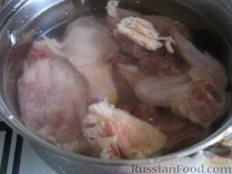 Куриный суп-лапша: Залить холодной водой и довести до кипения.