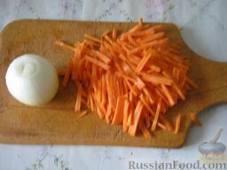 Куриный суп-лапша: Почистить и помыть лук и морковь. Морковь нарезать соломкой.