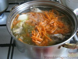 Куриный суп-лапша: После закипания бульона снять образовавшуюся пену, подсолить, положить в бульон целую луковицу и нарезанную соломкой морковь.