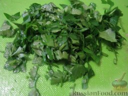Салат с копченой колбасой и капустой: Зелень петрушки помыть и мелко нарезать.