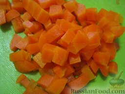Салат с копченой колбасой и капустой: Морковь помыть, отварить до готовности. Охладить и очистить. Нарезать кубиками. (Сырую морковь очистить, помыть и натереть на крупной терке.)