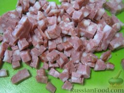 Салат с копченой колбасой и капустой: Колбасу нарезать кубиками.