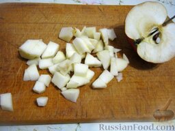 Салат с копченой колбасой и капустой: Яблоко помыть и очистить, нарезать кусочками или натереть на крупной терке.