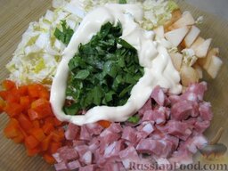 Салат с копченой колбасой и капустой: Все продукты соединить вместе, перемешать и заправить салат с копченой колбасой майонезом.
