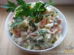 Салат с копченой колбасой и капустой: Готовый салат с копченой колбасой выложить в салатник, украсить зеленью петрушки.  Приятного аппетита!