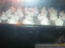Торт-десерт  «Графские развалины» со сгущенкой: Поставить противень на среднюю полку. Выпекать меренги (безе) при температуре 80-100 градусов около 2 часов.