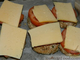 Котлеты из индейки с помидорами и сыром: Сыр нарезать пластинами. Поверх помидорки уложить по пластине сыра и отправить котлеты из индейки в духовку до готовности минут на 20 при температуре 180 градусов.