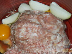 Котлеты из индейки с помидорами и сыром: Репчатый лук очистить и разрезать на 4 части.