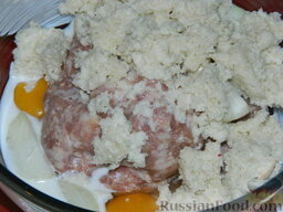 Котлеты из индейки с помидорами и сыром: Добавить хлеб с молоком в чашу блендера с продуктами.
