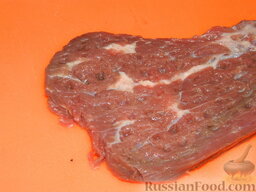 Стейк-фламбе "Марсала": Куски мяса должны быть толщиной около 3 см, можно больше. Слегка отбейте мясо.